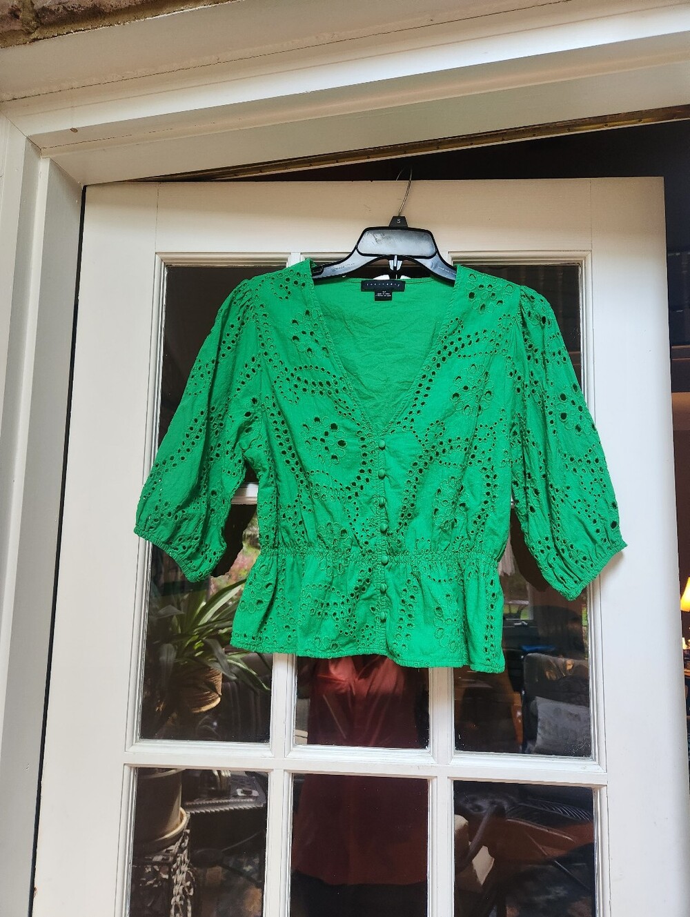 Sanctuary V-neck Green Top With 3/4 Length Sleeves; Size Medium